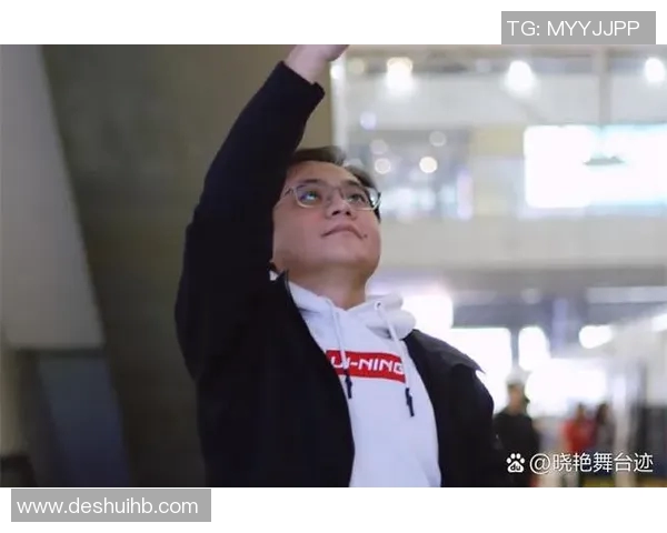 魅力无限的帅哥足球球星场上英姿与生活点滴全景揭秘